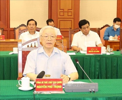 Party leader and President underscores Political Report of National Party Congress - ảnh 1