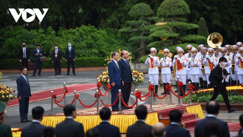 PM Nguyen Xuan Phuc welcomes Japanese counterpart Suga Yoshihide - ảnh 1
