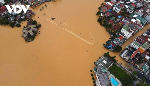 Cargo flights bring food, necessities to areas isolated by floods - ảnh 1