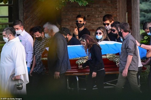 Football legend Maradona laid to rest near Buenos Aires - ảnh 1
