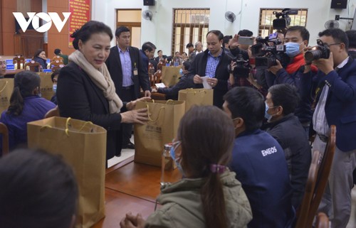NA Chairwoman visits Quang Nam, presents gifts to flood victims - ảnh 1