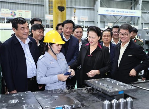 NA Chairwoman visits Quang Nam, presents gifts to flood victims - ảnh 2