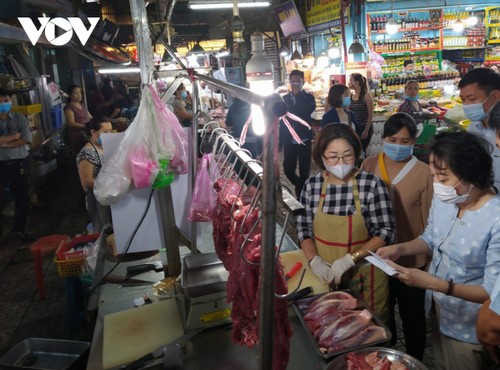 Many supermarkets, traditional markets reopen on the second day of Tet - ảnh 1