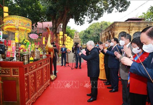 Party chief and President pays tribute to King, plants tree at Thang Long Imperial Citadel  - ảnh 1