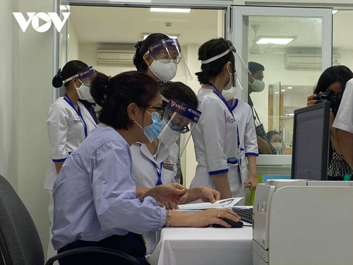 Vietnam begins COVID-19 vaccinations  - ảnh 2