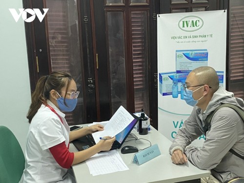 Vietnam begins trial injections of its second COVID-19 vaccine  - ảnh 1
