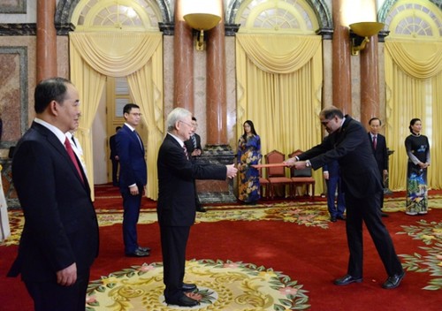 Party chief and President receives credentials from foreign ambassadors  - ảnh 2