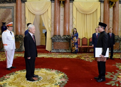 Party chief and President receives credentials from foreign ambassadors  - ảnh 3