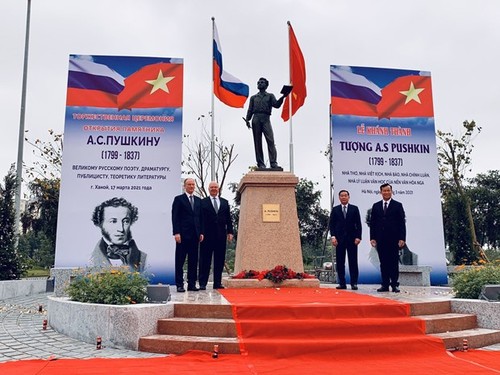 Statue of Russian poet inaugurated in Hanoi - ảnh 1