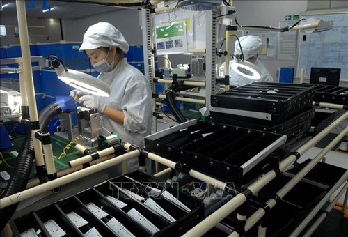 Vietnam soars in global supply chains on favorable conditions: Counterpoint - ảnh 1