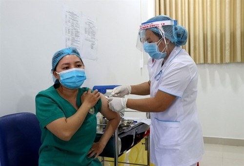 Vietnam to list 10 priority groups for free COVID-19 vaccination - ảnh 1