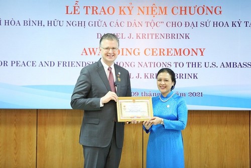 US Ambassador awarded “For peace and friendship among nations” insignia  - ảnh 1