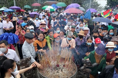 60,000 pilgrims flock to Phu Tho to pay tribute to Hung Kings at weekend  - ảnh 1