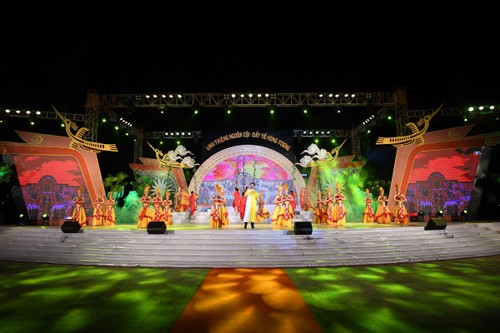 200 artists perform in commemoration of Hung Kings  - ảnh 1