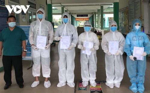 Five COVID-19 patients discharged from Da Nang Lung Hospital - ảnh 1