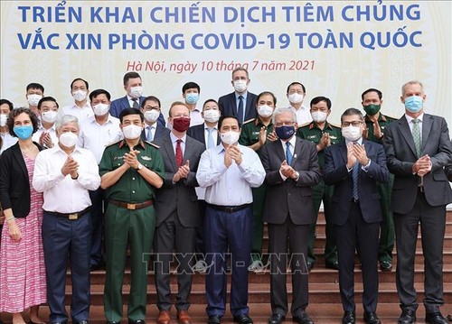 Prime Minister launches mass COVID-19 vaccination campaign in Vietnam  - ảnh 1