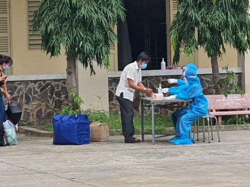 4,300 COVID-19 cases discharged from HCM City hospitals in one day  - ảnh 1