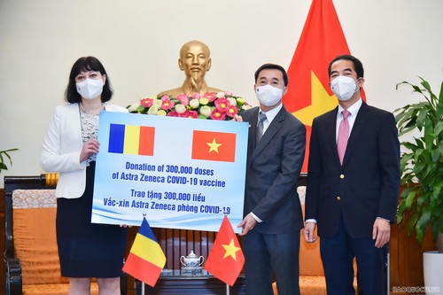 Vietnam receives 300,000 COVID-19 vaccine doses from Romanian Government  - ảnh 1