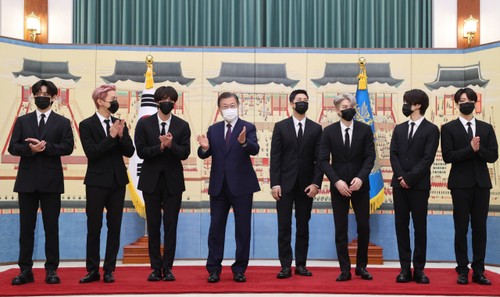 K-pop BTS group appointed South Korea presidential special envoys  - ảnh 1