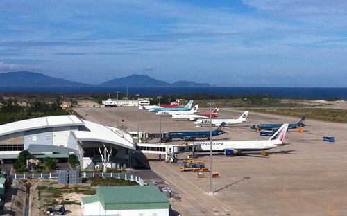 Cam Ranh Airport welcomes first international flight during pandemic - ảnh 1
