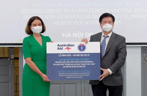 Vietnam receives 300,000 vaccine doses, medical supplies from Australia  - ảnh 1