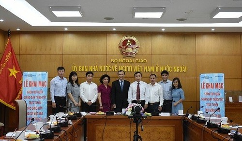 Vietnamese teachers abroad attend mother tongue training courses - ảnh 1