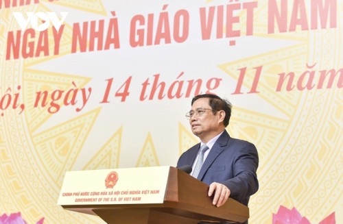 Prime Minister: Teachers are carrying out honorable, proud mission  - ảnh 1