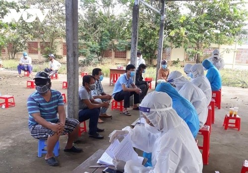 Vietnam records nearly 10,000 new COVID-19 cases in 24 hours  - ảnh 1