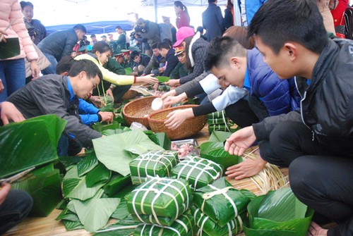 Rice cakes made for the poor to celebrate Tet  - ảnh 1