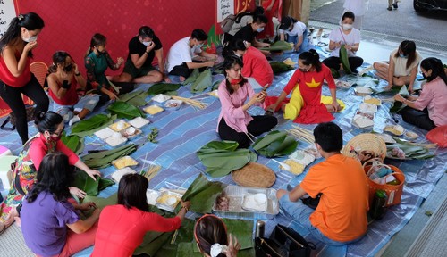 Contest of wrapping sticky rice cakes for Tet held in Singapore - ảnh 1