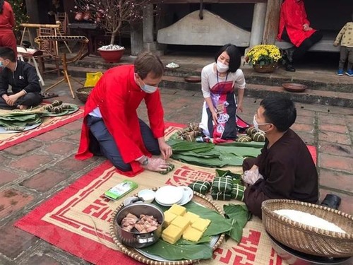 Foreign ambassadors experience Tet in ancient village - ảnh 1