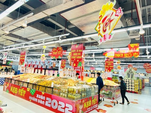 Supermarkets reopen on second day of Tet holiday - ảnh 1