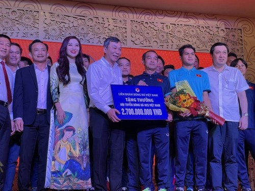 Winners of U23 Southeast Asian championship get warm welcome home  - ảnh 1