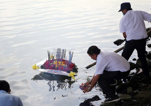 Incense burned, garlands dropped in memory of martyrs at Gac Ma island - ảnh 1