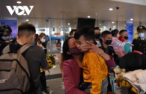 1,200 Vietnamese return home safely from Ukraine  - ảnh 1