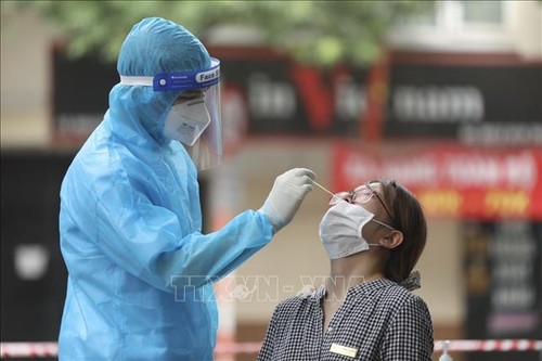 New cases of COVID-19 drop sharply in Vietnam on Friday - ảnh 1