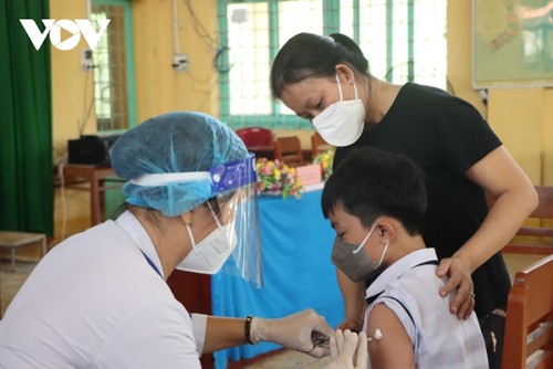 PM urges speedier vaccination against COVID-19 for children, 4th dose plan for adults - ảnh 1