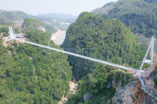 World's longest walking glass bridge to welcome visitors in Moc Chau - ảnh 1