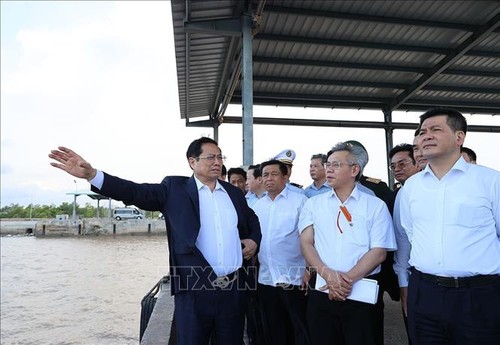 PM inspects Mekong delta’s largest port planning area, Long Phu 1 thermal power project - ảnh 1