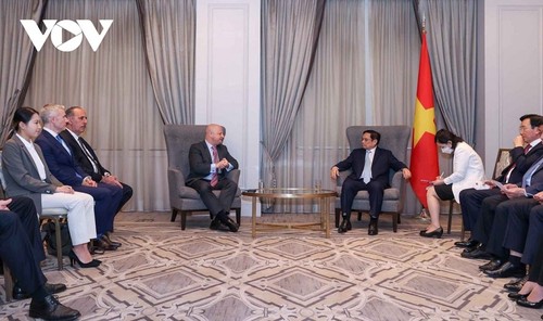 PM pledges best conditions for foreign investors in Vietnam - ảnh 2