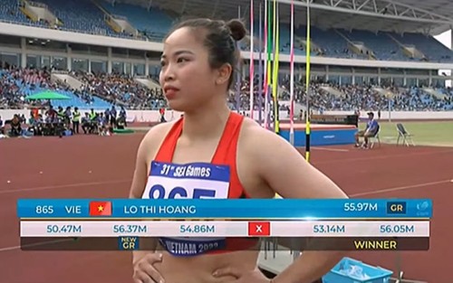Lo Thi Hoang breaks SEA Games record in women's javelin throw - ảnh 1