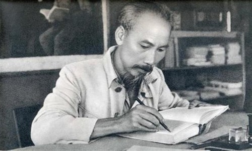 Documentary featuring President Ho Chi Minh screened - ảnh 1