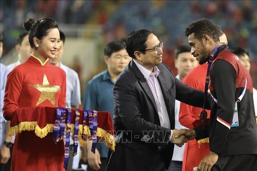 Party, State leaders award SEA Games medals to men's football teams - ảnh 2