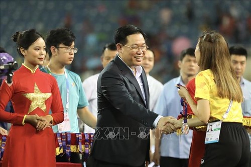 Party, State leaders award SEA Games medals to men's football teams - ảnh 3