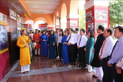 Art programs mark 111 years of Ho Chi Minh's departure for national salvation  - ảnh 2