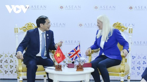 FM meets ministers of New Zealand, Canada, and UK in Cambodia  - ảnh 2