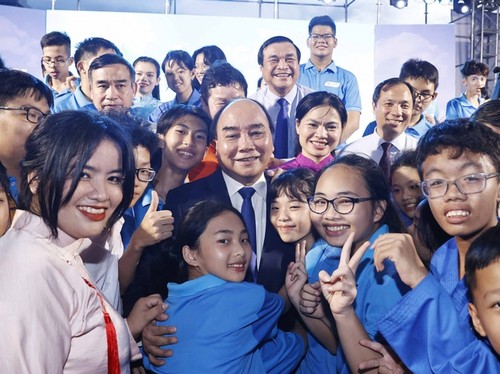 President celebrates school day with students orphaned by COVID-19  - ảnh 1