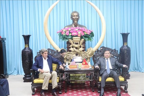 John Kerry discusses climate change with Ben Tre leaders  - ảnh 1