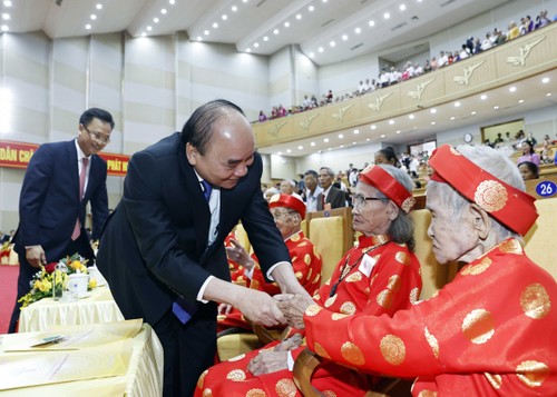 President calls for more care and respect for the elderly  - ảnh 1