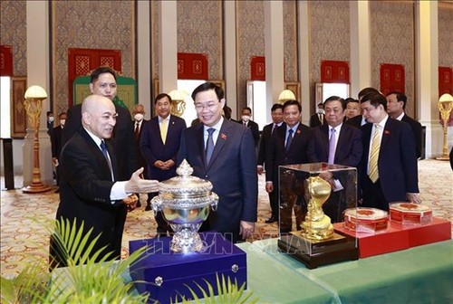 NA Chairman meets King of Cambodia and Senate President - ảnh 1